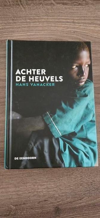 Hans Vanacker - Achter de heuvels, Boeken, Kinderboeken | Jeugd | 10 tot 12 jaar, Zo goed als nieuw, Ophalen