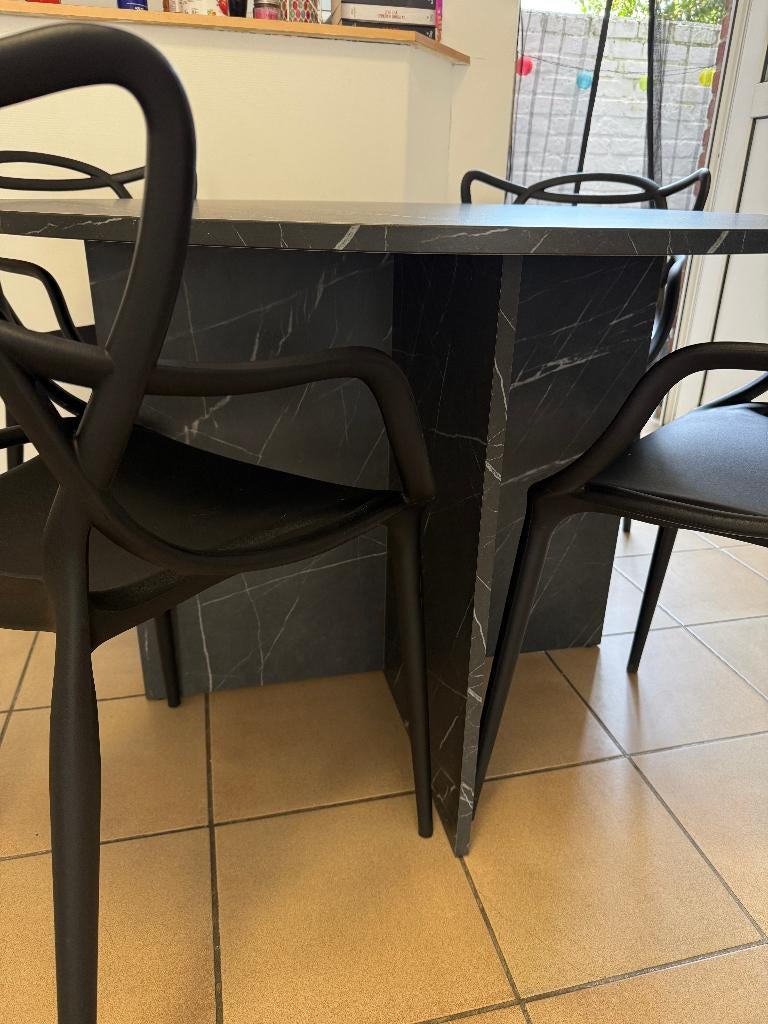 Table de salle à manger ronde dia. 110 cm effet marbré noire, 100 à 150 cm, Quatre personnes, Rond, Comme neuf