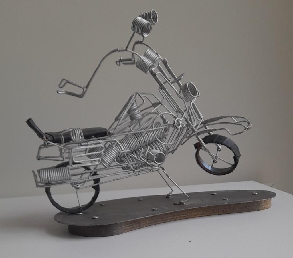 brommer miniatuur in draadwerk, Ophalen