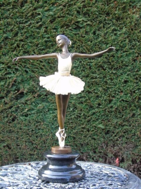 een ballerina in bronzen pat blanc gesigneerd, MANGREB, Antiek en Kunst, Ophalen of Verzenden, Brons