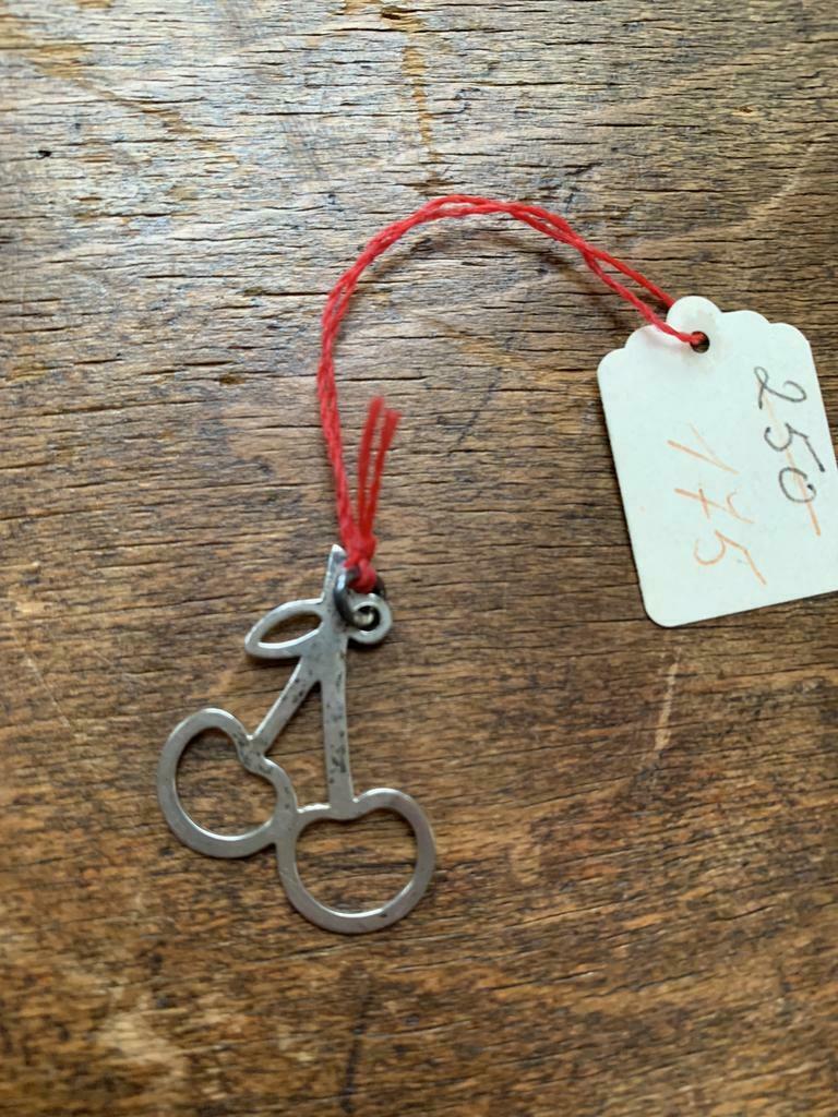 Nouveau vieux stock pendentif en argent cerises, Enlèvement ou Envoi, Comme neuf, Fleur ou Plante, Argent
