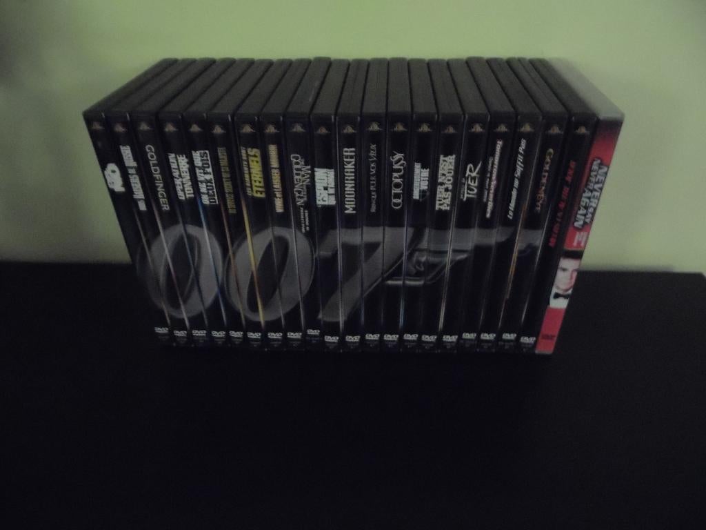 007   JAMES  BOND   21  DVD +  4 BLU-RAY, Tous les âges, Enlèvement ou Envoi, Comme neuf, Action