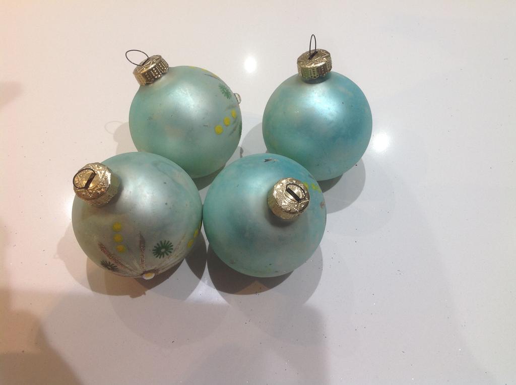 4 lichtblauwe glazen kerstballen met diamant, Diversen, Ophalen of Verzenden, Zo goed als nieuw