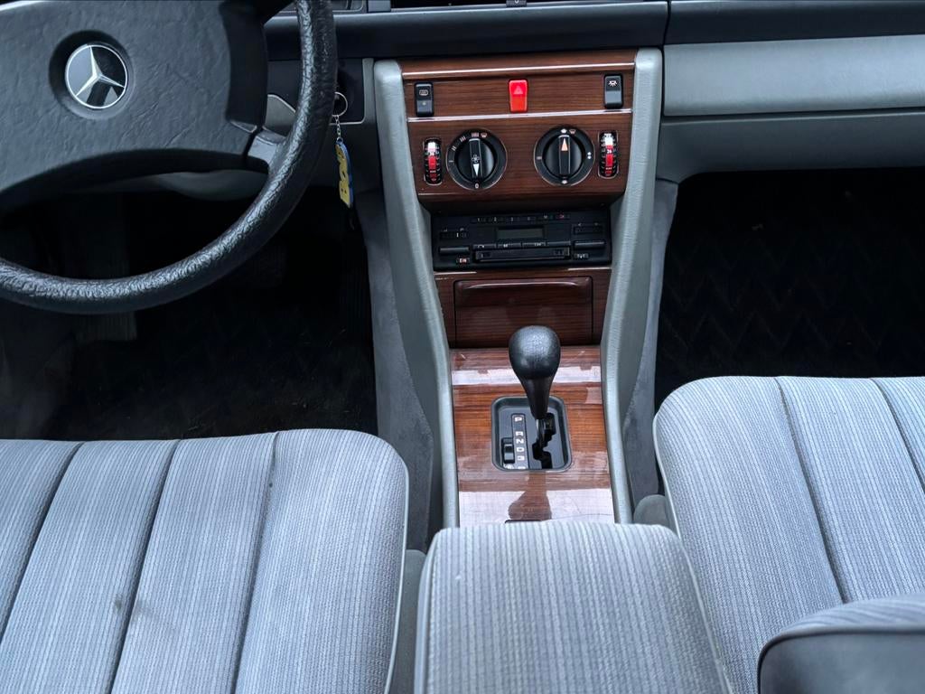 Mercedes Benz E200 Oldtimer Benzine 155000km Keuring voor v, foto 4
