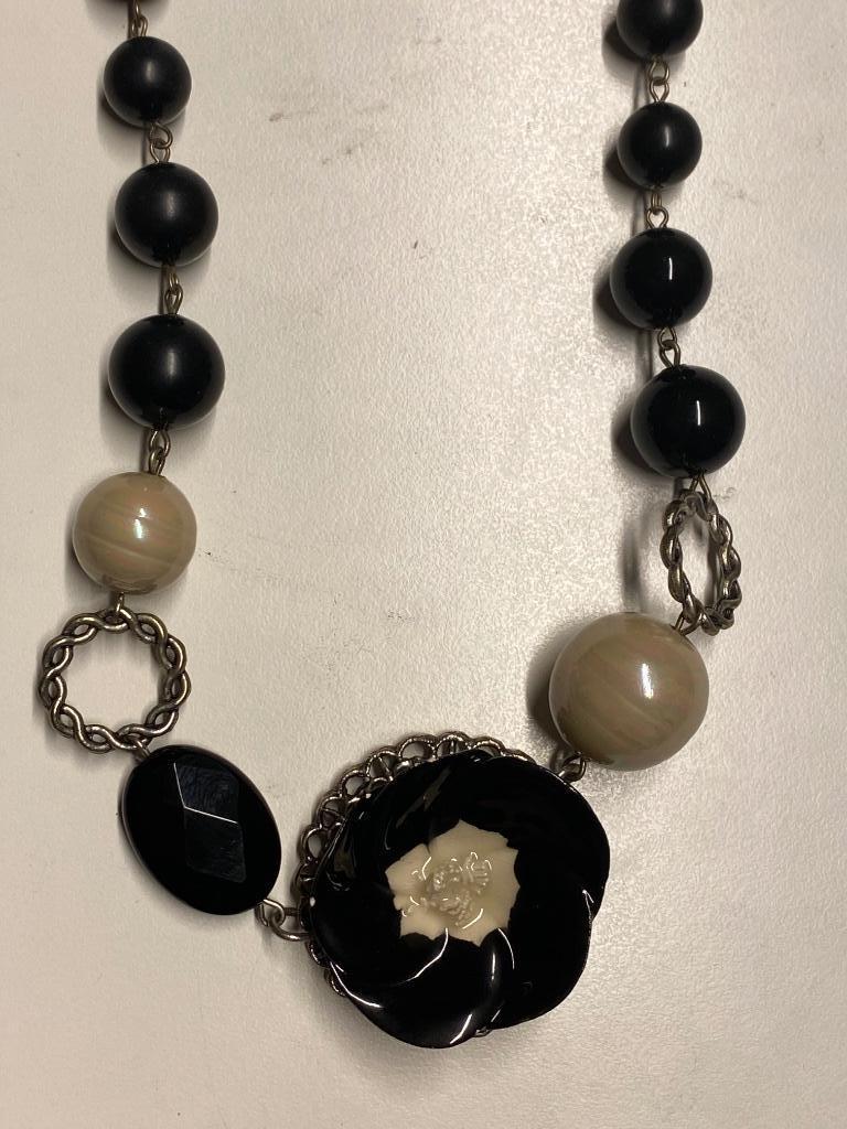 Spécial collier court Clair De Femme - noir, Bijoux, Sacs & Beauté, Enlèvement ou Envoi, Comme neuf, Noir, Autres matériaux
