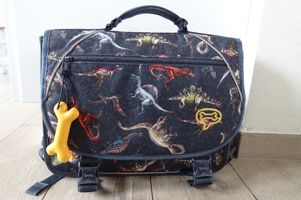 Boekentas Stones and bones dino's 38 cm, Handtassen en Accessoires, Tassen | Schooltassen, Ophalen of Verzenden, Gebruikt, Aktetas of Boekentas