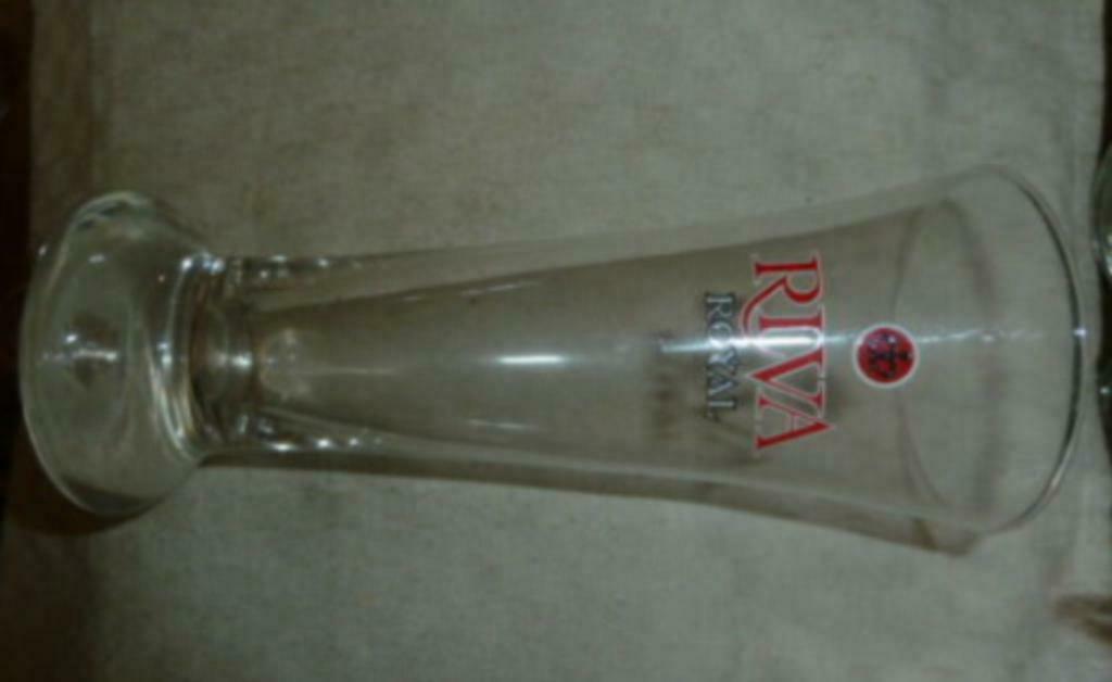 #J bier glas RIVA ROYAL " grote fluit " Brij. Riva Dentergem, Ophalen of Verzenden, Nieuw, Bierglas