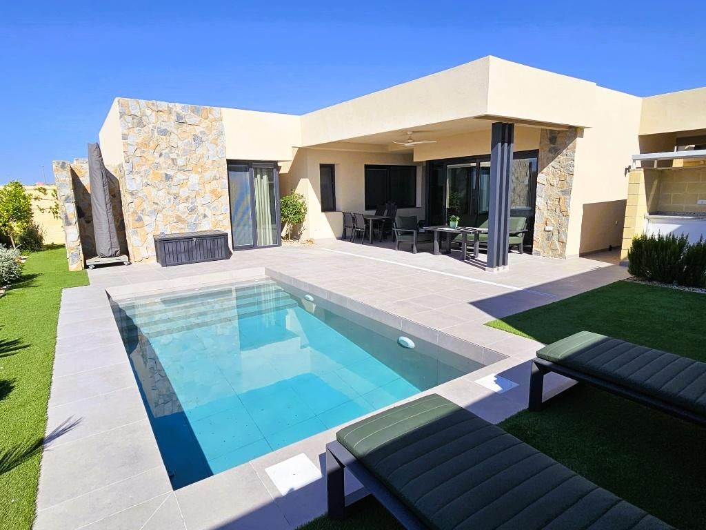 ZUIDGERICHTE VRIJSTAANDE VILLA OP ALTAONA GOLF RESORT, Immo, Buitenland, Spanje, Woonhuis, Dorp