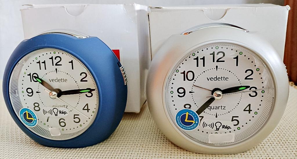 Réveil VEDETTE quartz, bleu/gris, silencieux, lumière neuf, Neuf, Réveil, Enlèvement ou Envoi, Classique