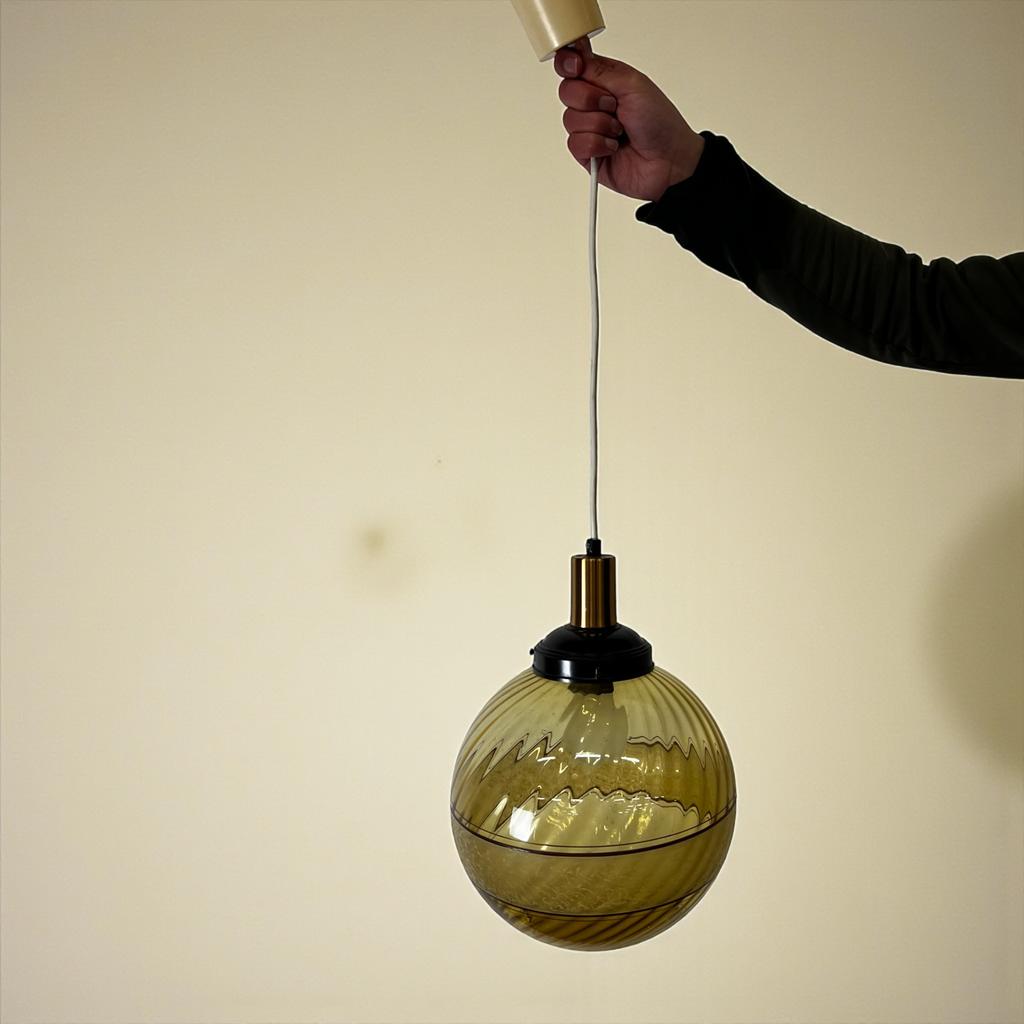 Vintage amberkleurige glazen luster / bollamp / hanglamp, Antiek en Kunst, Ophalen of Verzenden