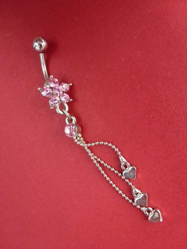 Valentijn piercing met 7 roze kristallen en 3 hartjes, Handtassen en Accessoires, Piercings, Ophalen of Verzenden, Zo goed als nieuw