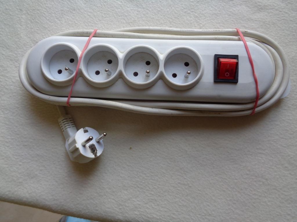 Rallonge électrique 4 prises avec coupure de courant., Enlèvement ou Envoi, Utilisé