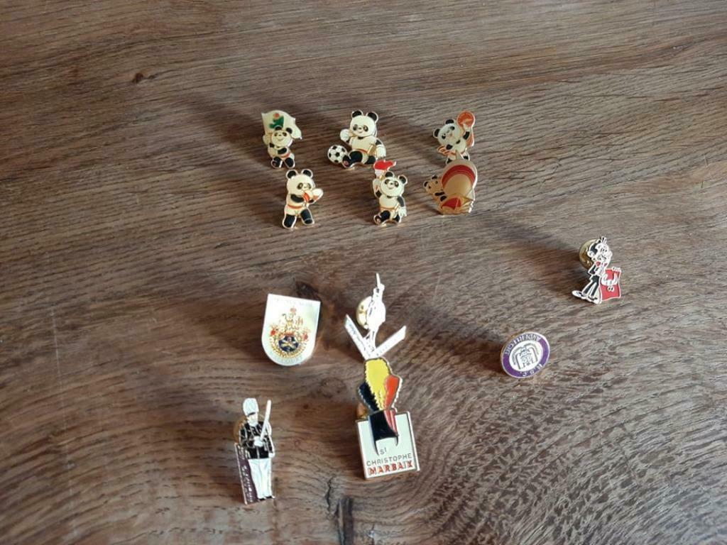 Lot de 12  pins divers, Enlèvement ou Envoi