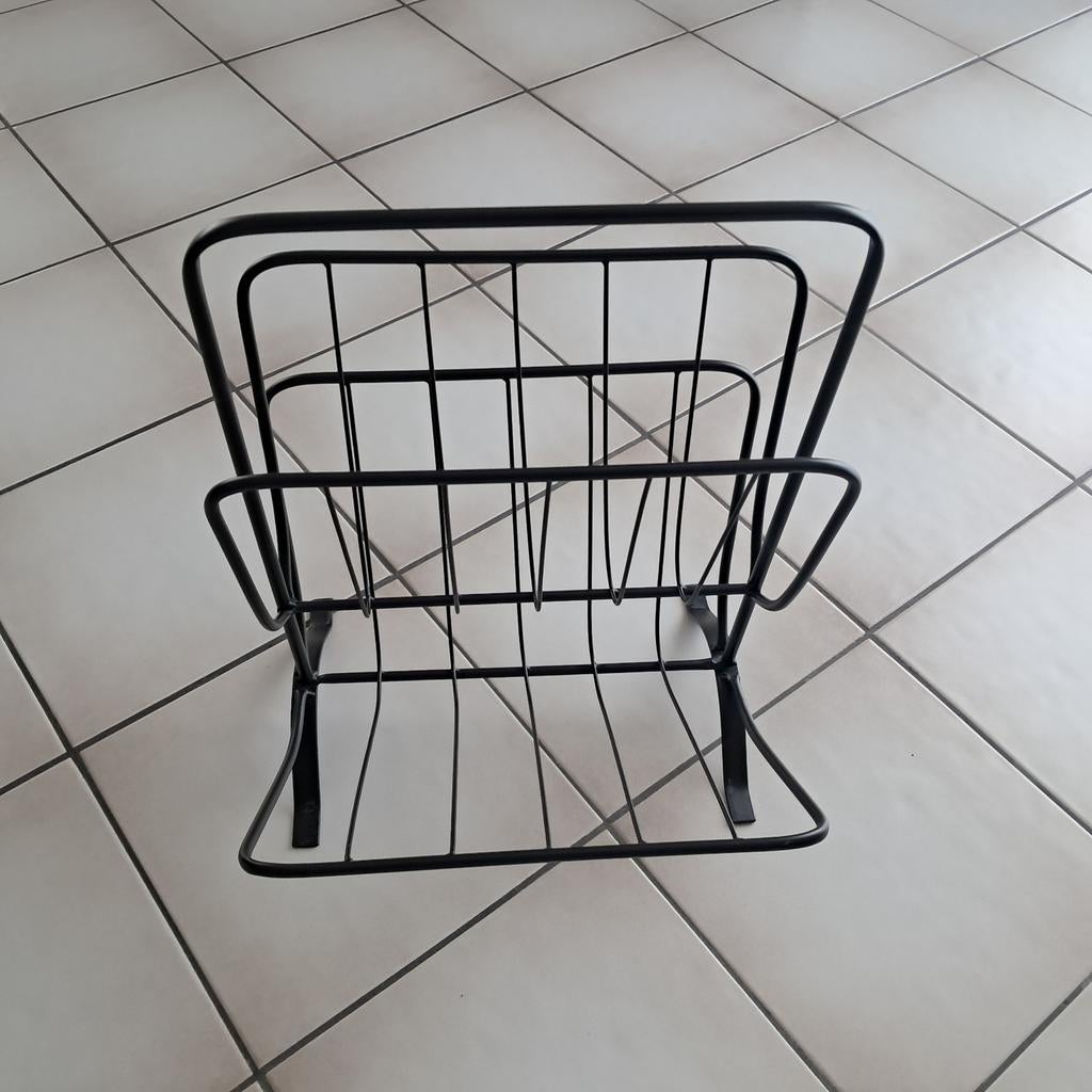 Metalen krantenrek, Ophalen, Gebruikt