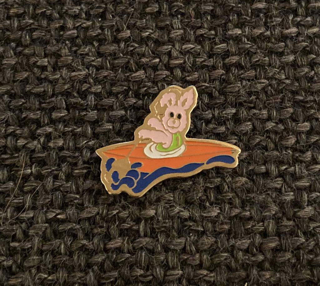 PIN - KANO - KAJAK - KONIJN, Envoi, Utilisé, Sport, Insigne ou Pin's