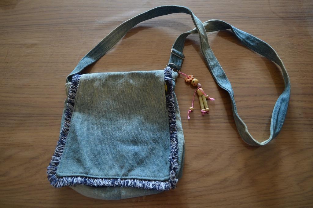 Kindertasje afgewassen jeansstof met houten popje blauw, Kinderen en Baby's, Kindermode-accessoires, Ophalen of Verzenden, Gebruikt