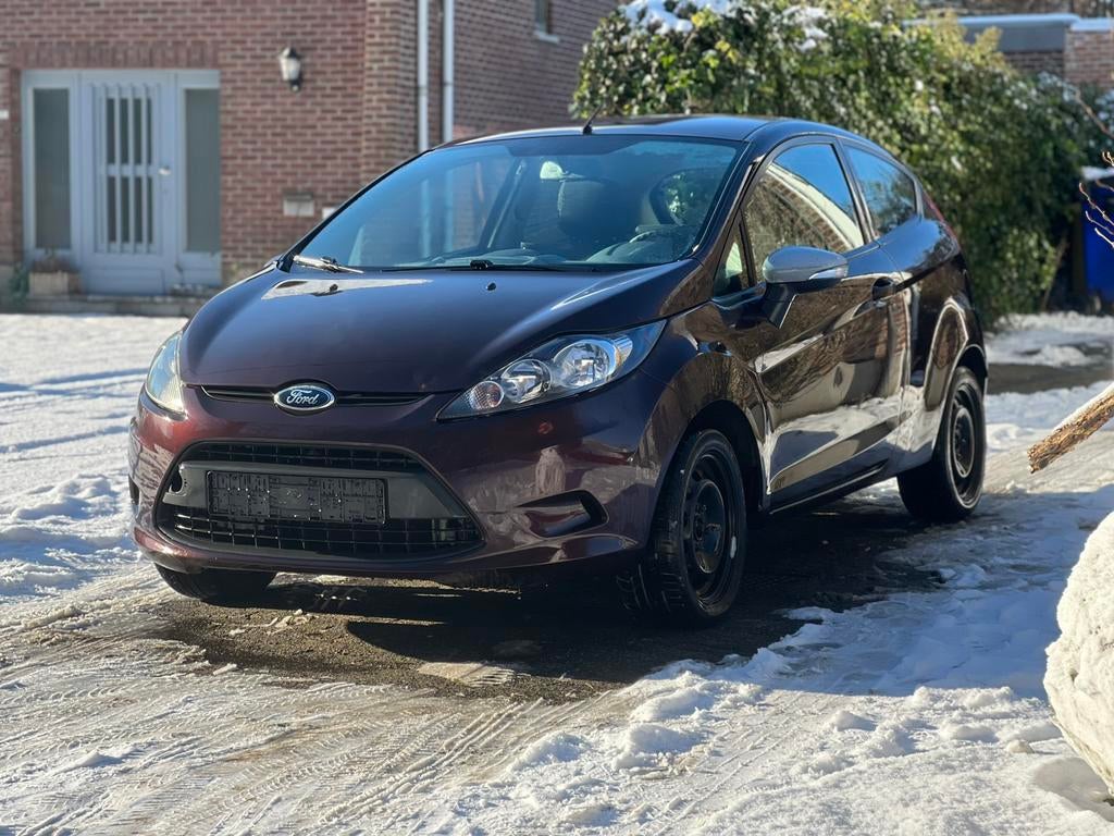 Ford Fiesta benzine 2011 zo meenemen 700€, Auto's, Euro 5, Zwart, Bruin, Bedrijf
