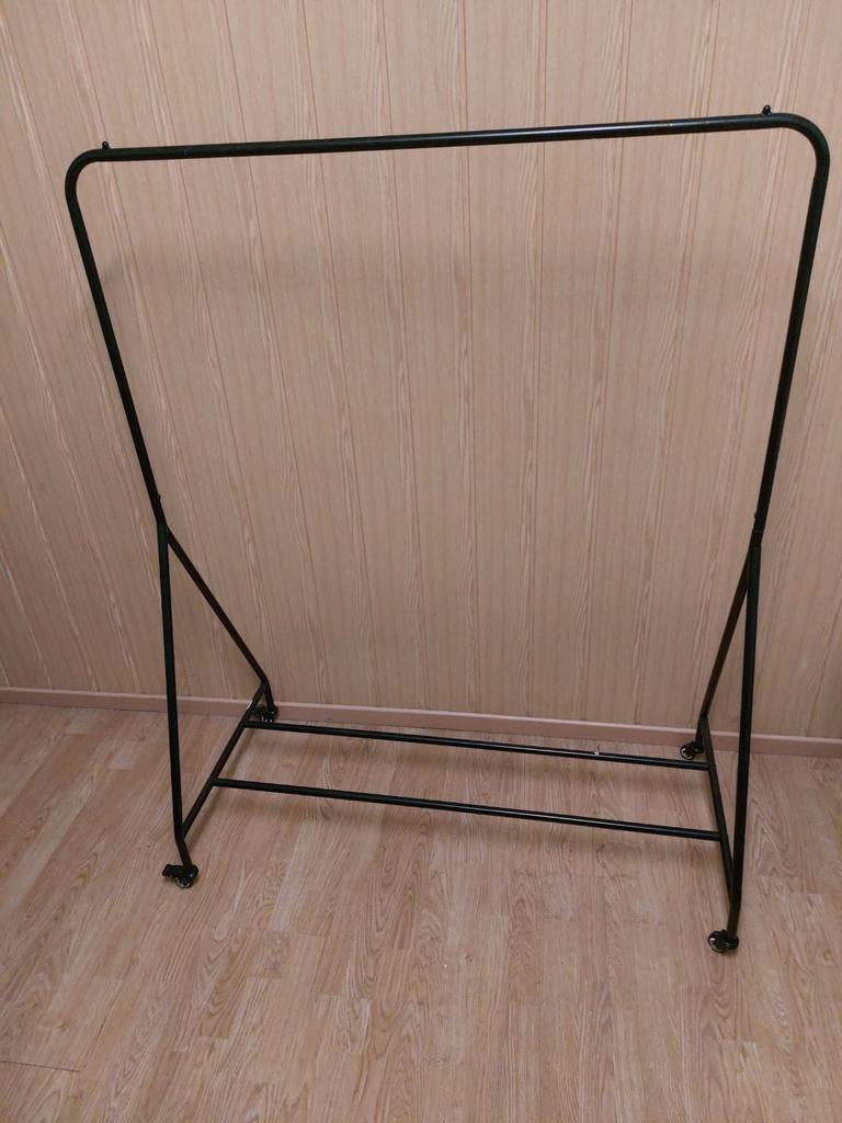 À VENDRE TRINGLE À VÊTEMENTS EN MÉTAL NOIR, Enlèvement