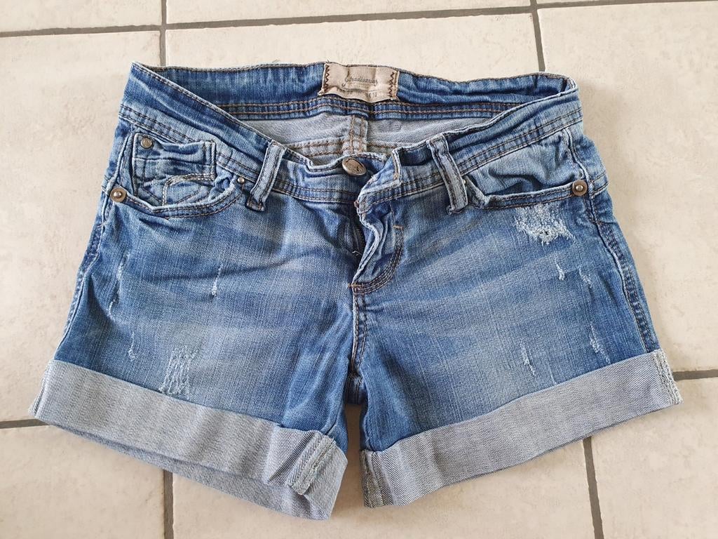 Jeans short van Stradivarius - Maat 38, Taille 38/40 (M), Enlèvement ou Envoi, Comme neuf, Bleu