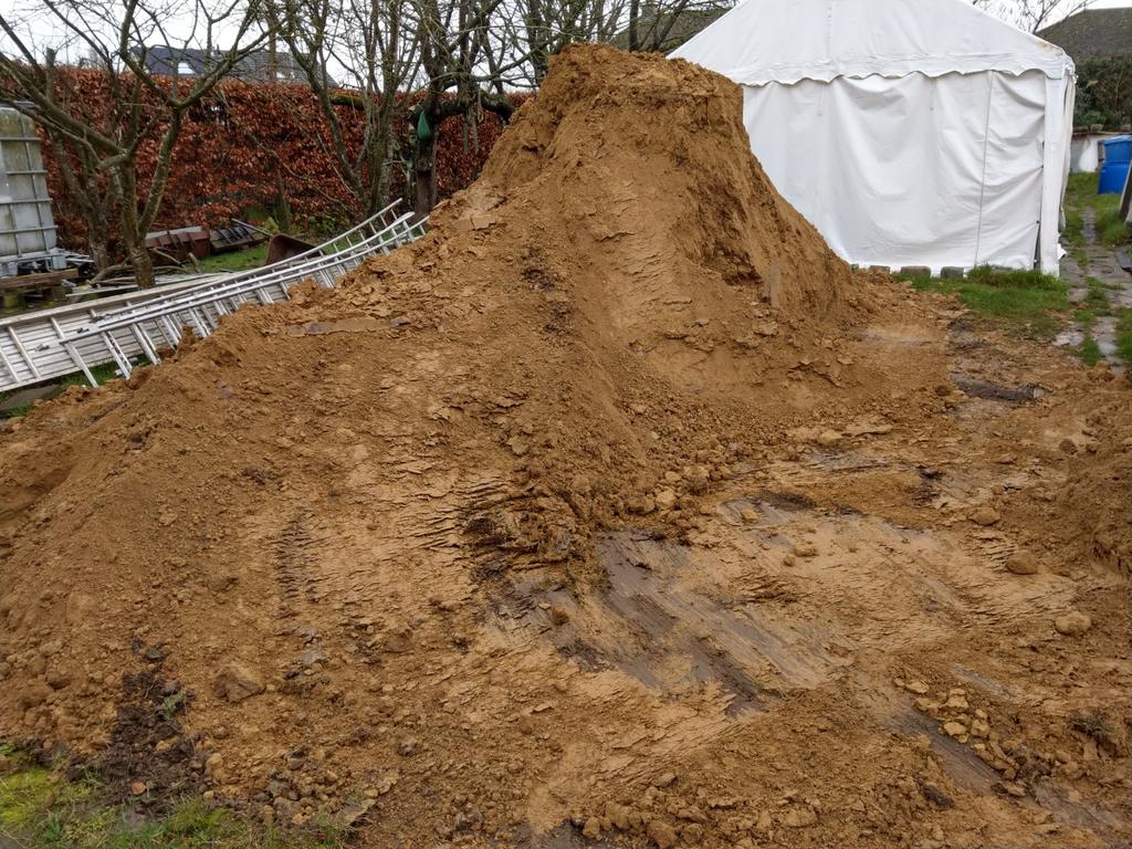 Aarde, aanvulgrond, grond. Ik kan u laden met kleine bull., Ophalen