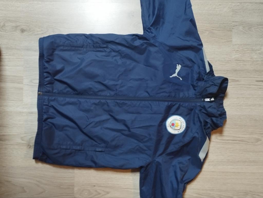 Man city regenjas, Ophalen