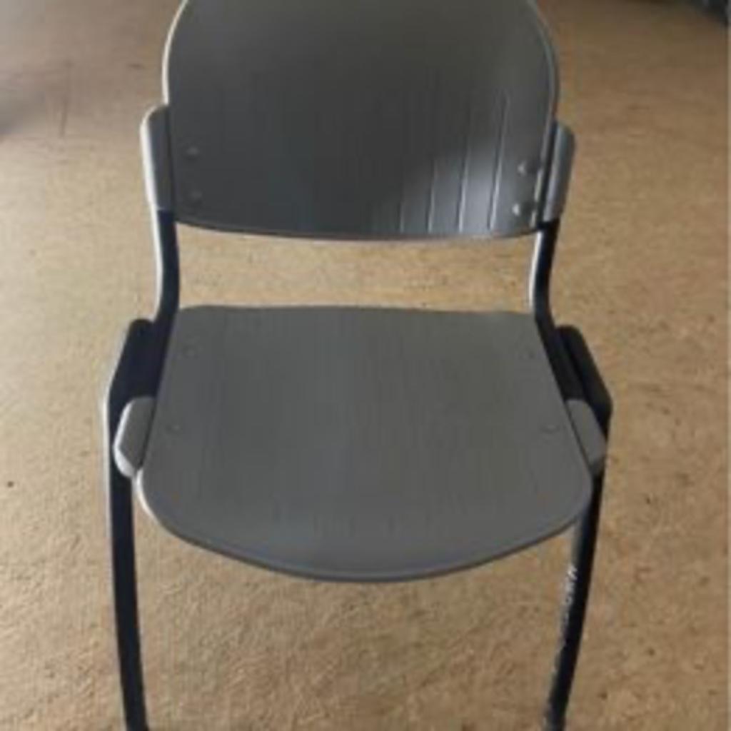 4 identieke stevige stoelen, Huis en Inrichting, Stoelen, Kunststof, Gebruikt, Ophalen of Verzenden, Vier