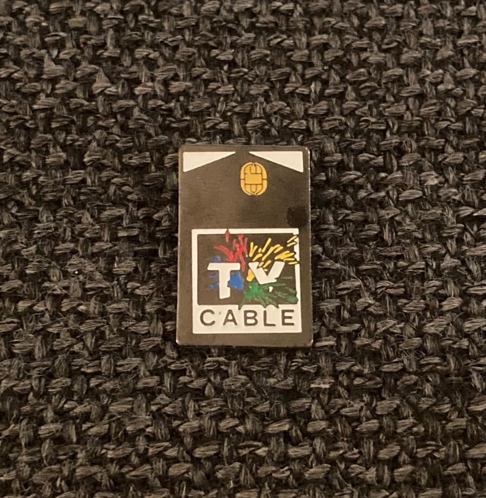 PIN - CABLE TV - TELEVISION - TELEVISIE, Envoi, Utilisé, Autres sujets/thèmes, Insigne ou Pin's
