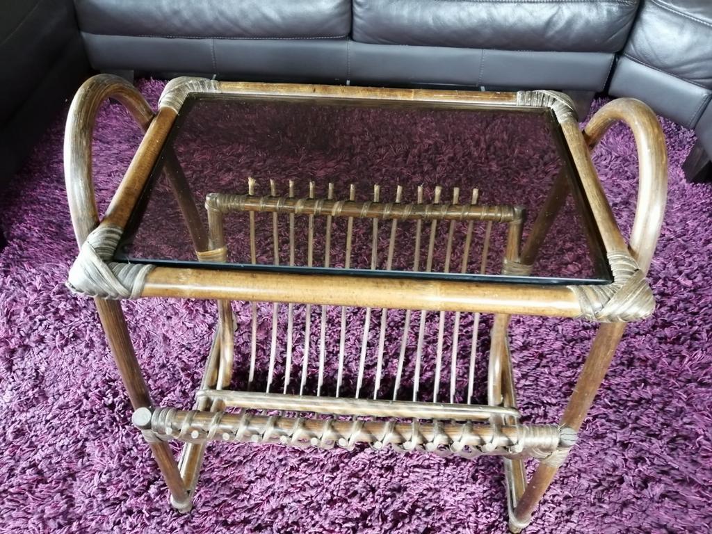 Table d'appoint vintage en rotin avec porte-revues, Maison & Meubles, Tables | Tables d'appoint, Enlèvement, Comme neuf
