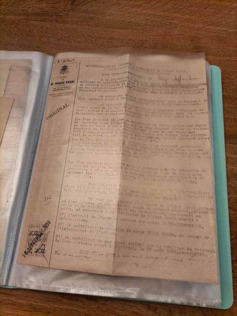 Plus de 110 anciens documents repris dans une farde, Enlèvement ou Envoi