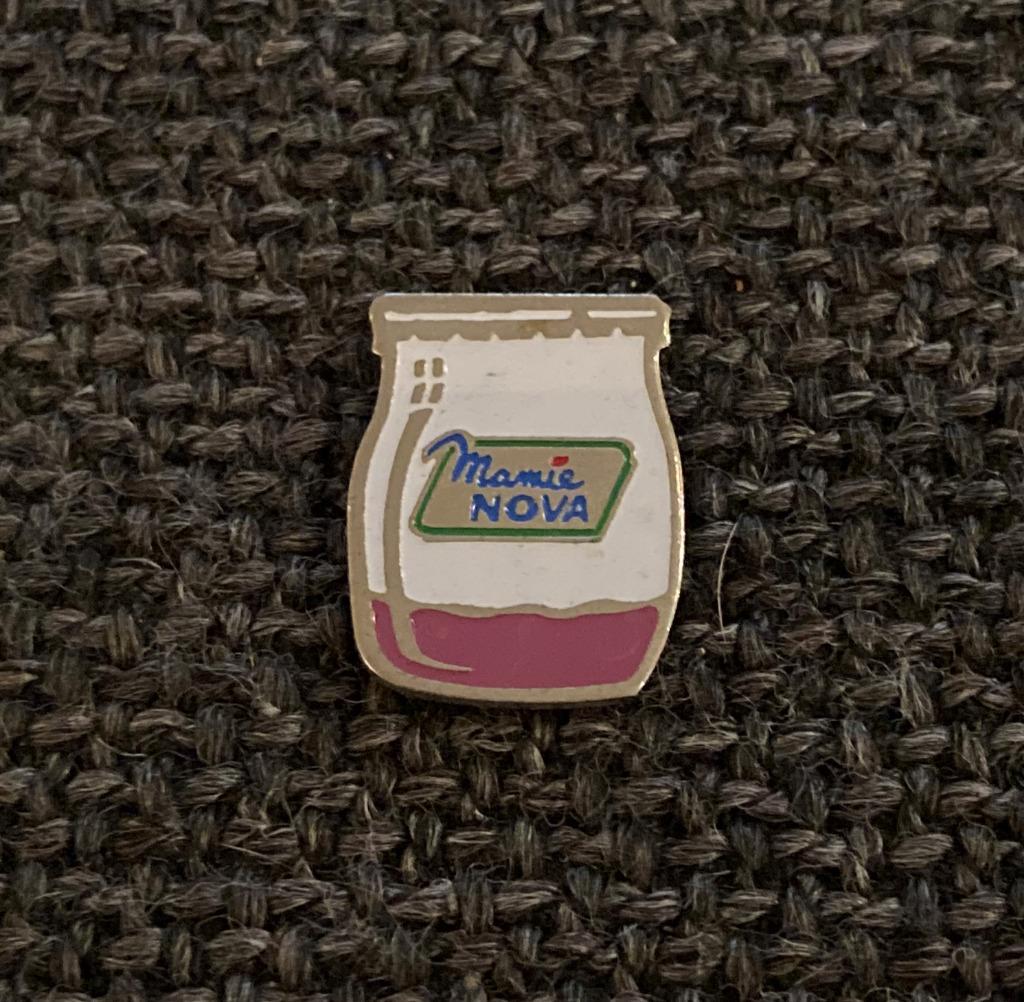 PIN - MAMIE NOVA - YAOURT - YOGHURT, Envoi, Utilisé, Marque, Insigne ou Pin's