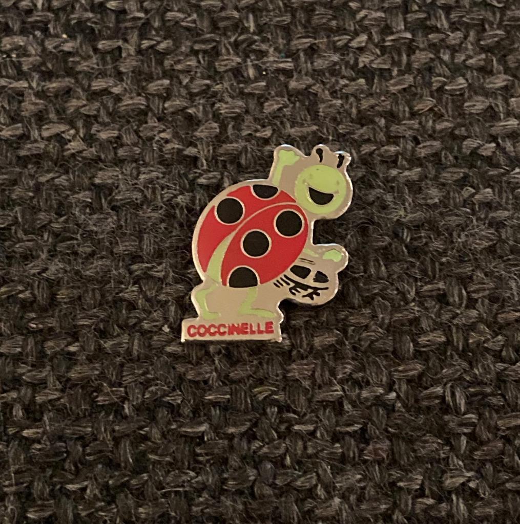 PIN - COCCINELLE - LIEVEHEERSBEESTJE - LADYBUG, Verzenden, Gebruikt, Dier of Natuur, Speldje of Pin