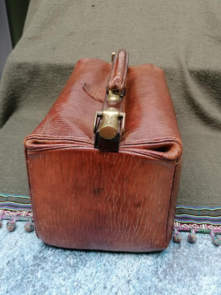 Antieke dokterstas ca. 1930. Bruin leder met patina, Envoi
