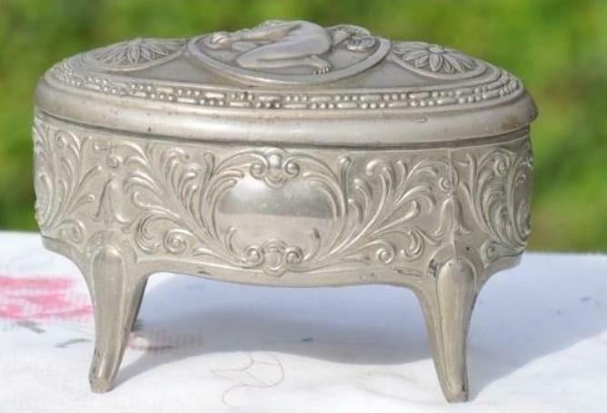 Boite a bijoux en métal sur pied decor cupidon, Enlèvement ou Envoi