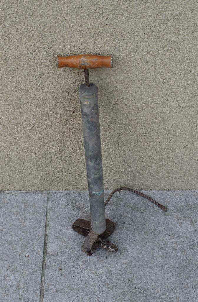 Ancienne pompe à vélo à chausse-pied en métal avec l'embout, Antiek en Kunst, Curiosa en Brocante, Ophalen