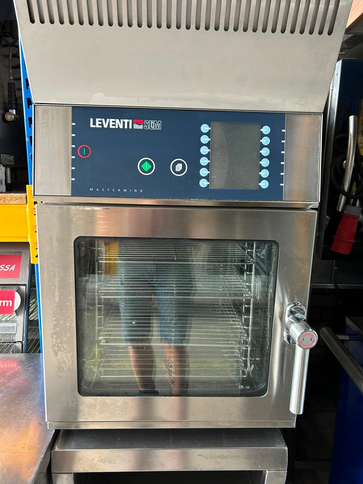 Leventi mastermind met afzuigkap, Ophalen