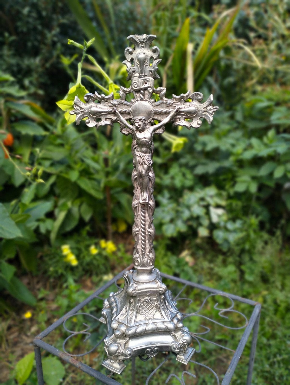 Antiek frans staand altaar-of tafelkruisbeeld crucifix metaa, Antiquités & Art, Enlèvement