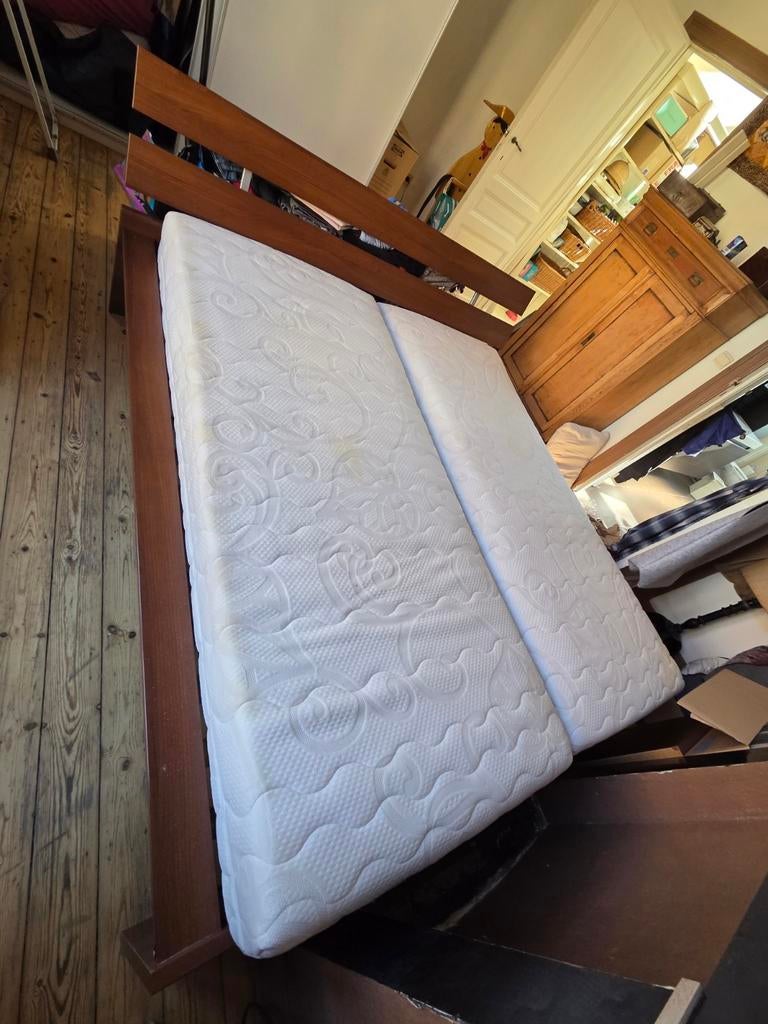 IKEA bed + nachtkastje, Huis en Inrichting, Ophalen, Matras