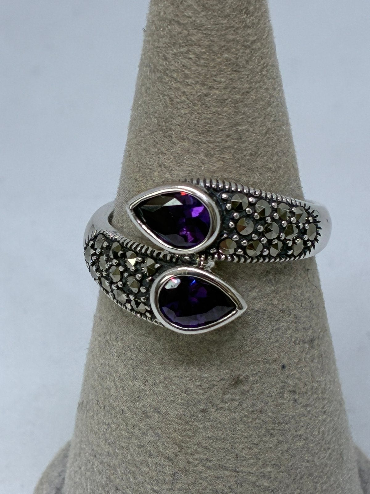 Zilveren ring maat 19 met paarse stenen, Handtassen en Accessoires, 19 tot 20, Nieuw, Ophalen of Verzenden, Met edelsteen