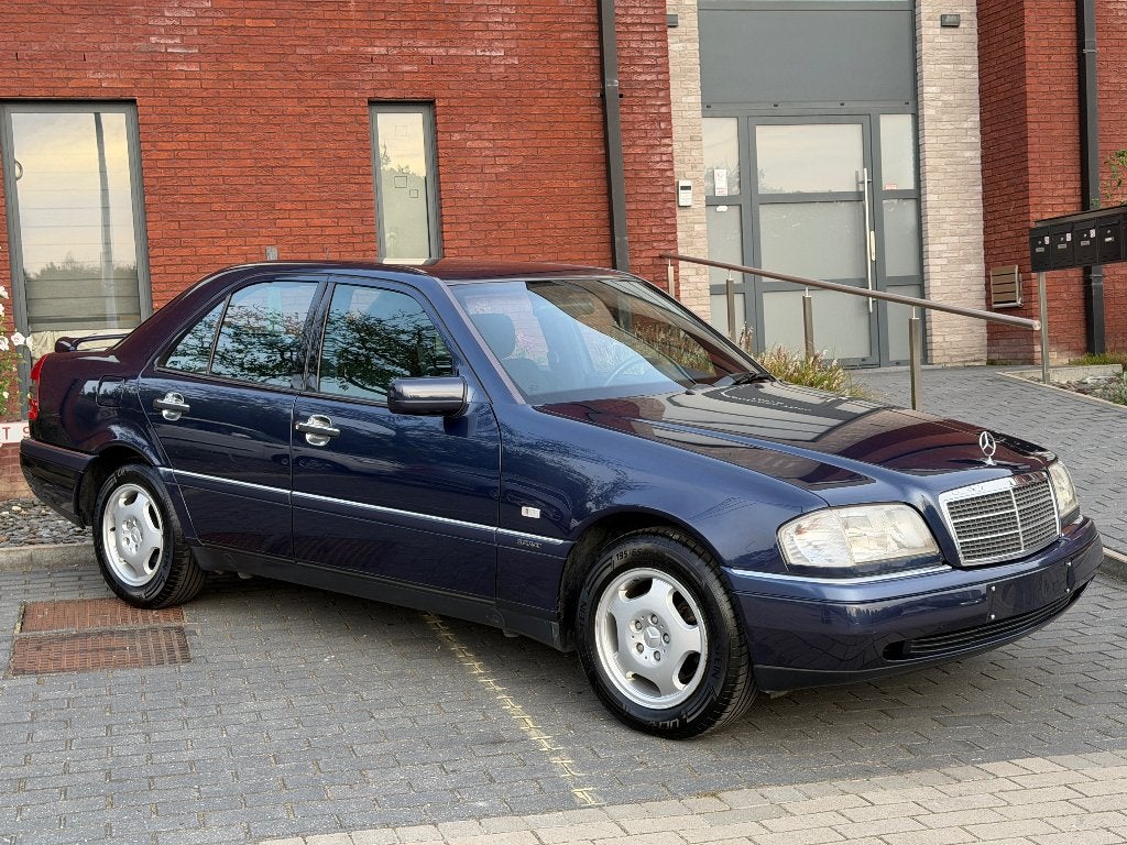 ( Ancêtre ) Mercedes C180 (1995) 168.038Km (état à voir), 90 kW, Achat, 4 portes, Entretenue par le concessionnaire
