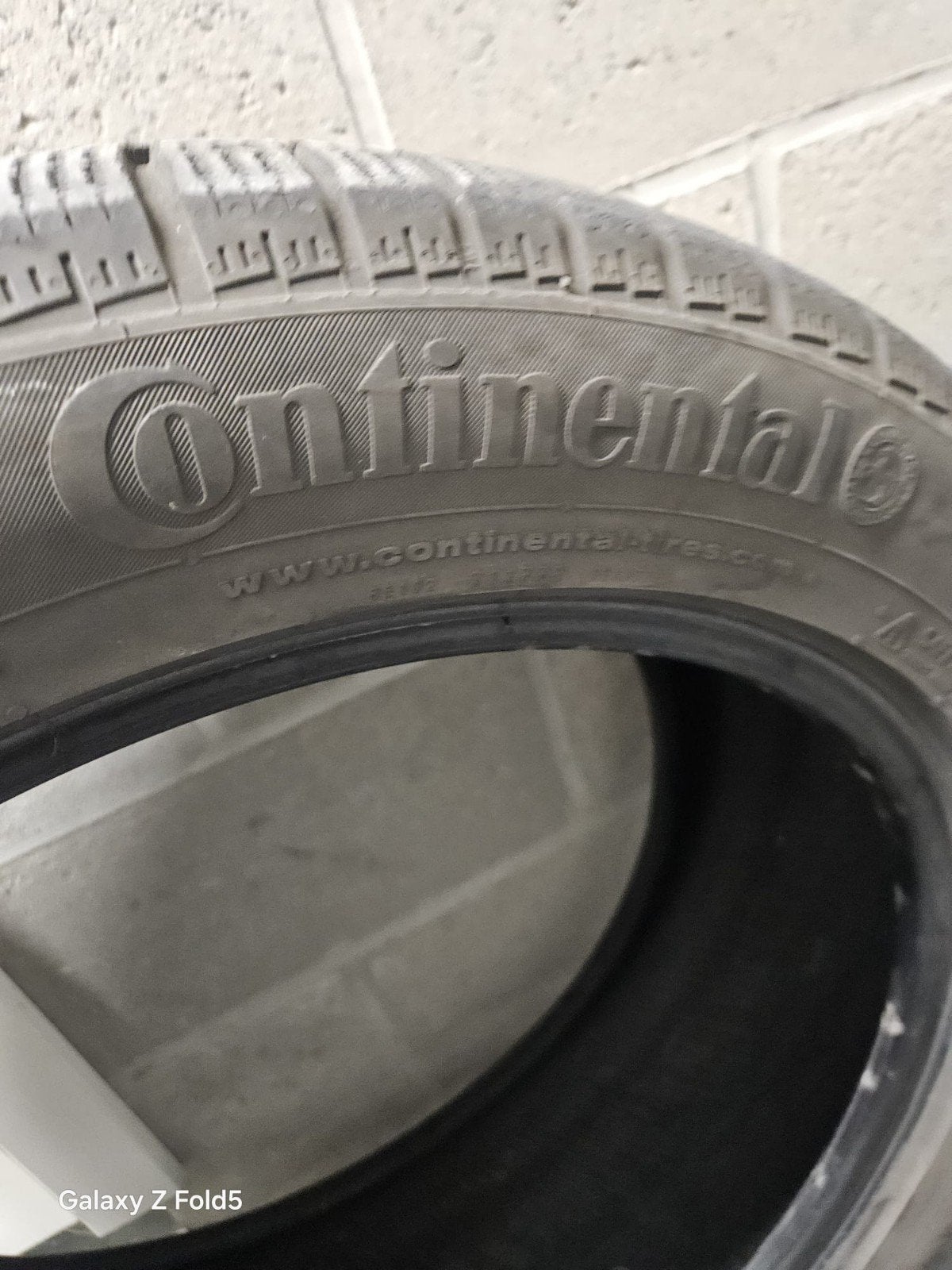 Pneu 4 piece 2 pireilli 2 continental, Enlèvement ou Envoi