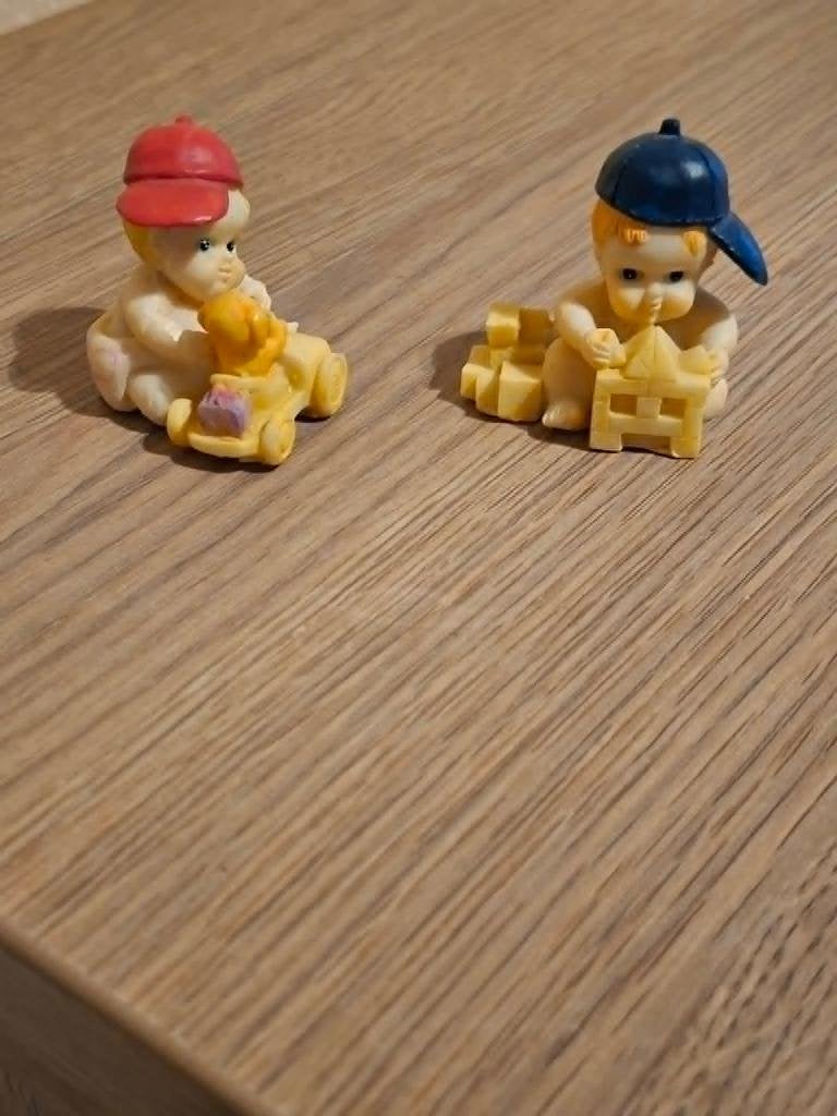 2 Vintage harsbeeldjes van baby's met een speeltje, Ophalen of Verzenden, Zo goed als nieuw, Mens