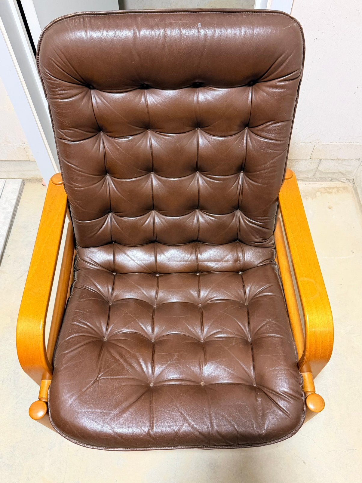 Magnifique fauteuil vintage en cuir scandinave — années 1970, Maison & Meubles, Enlèvement, Comme neuf, Bois