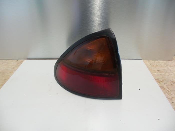 Feu arrière gauche d'un Mazda 323 (323 BA 94-), -, Mazda, Utilisé, -