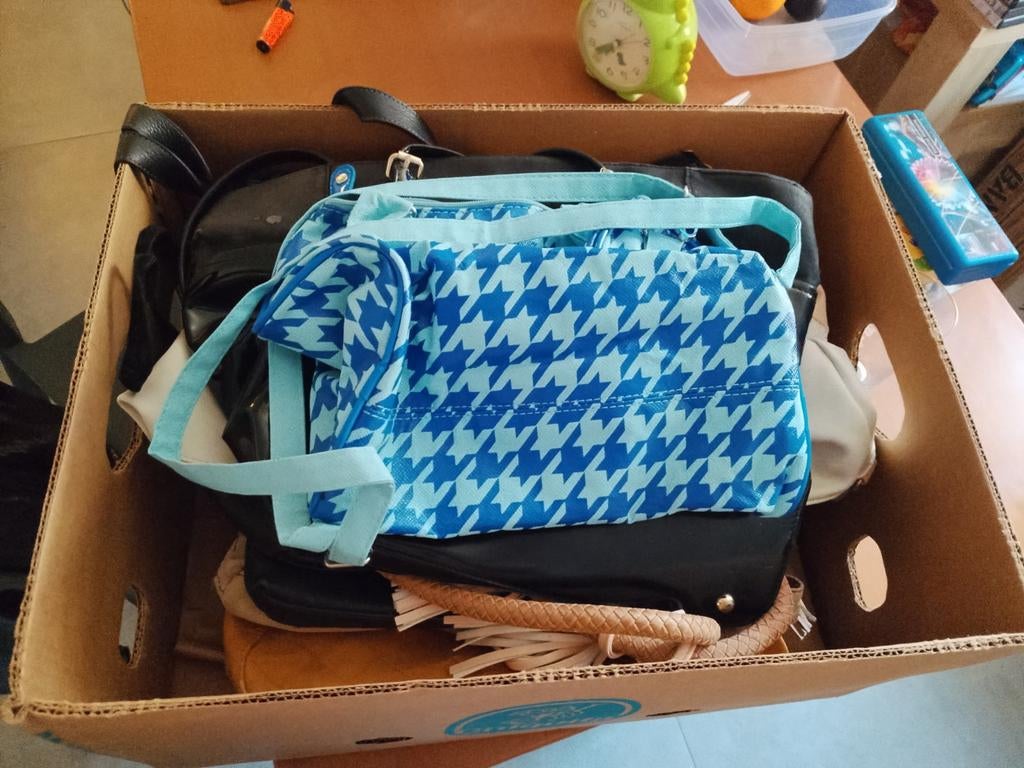 Twee banaan en  doos en vol hand tas en te koop alkes samen, Musique & Instruments, Accordéons, Enlèvement