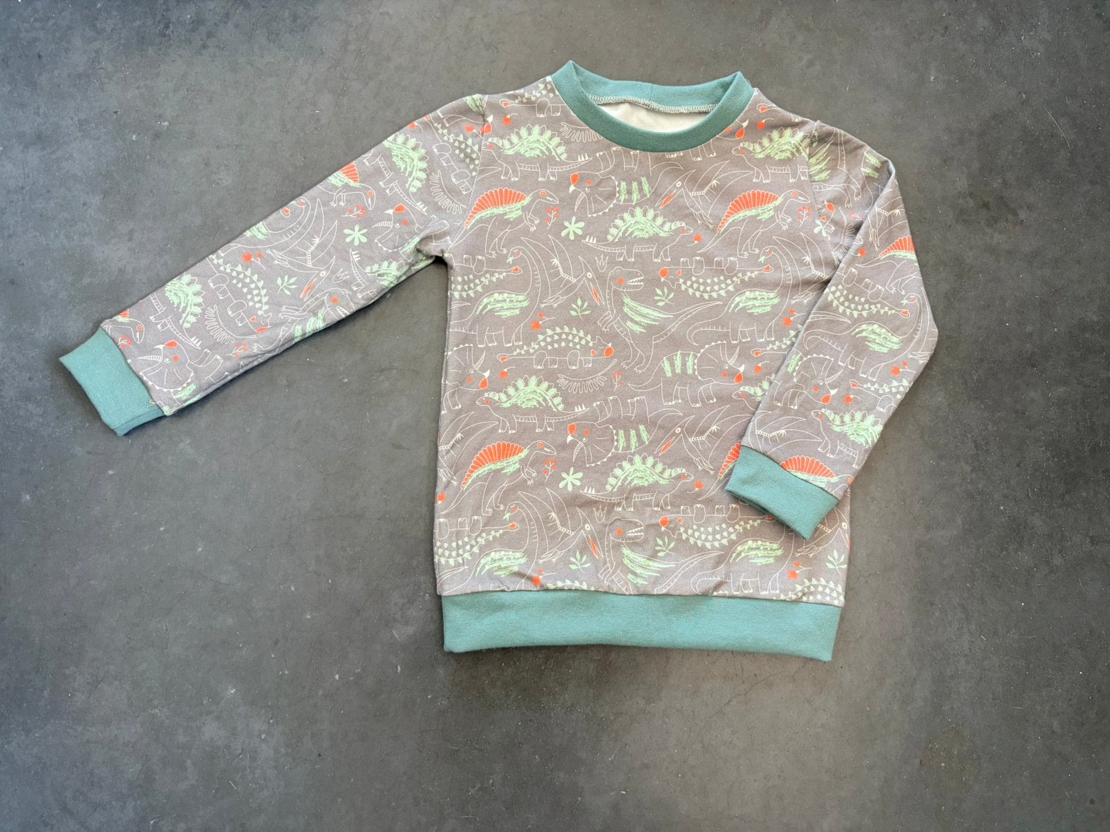 Handgemaakte longsleeve dino maat 104, Enfants & Bébés, Vêtements enfant | Taille 104, Enlèvement ou Envoi, Comme neuf