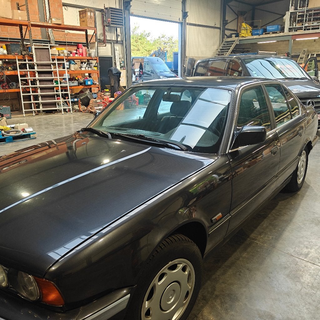 bmw e34 oldtimer, Auto's, Zwart, 4 cilinders, Zwart, Leder