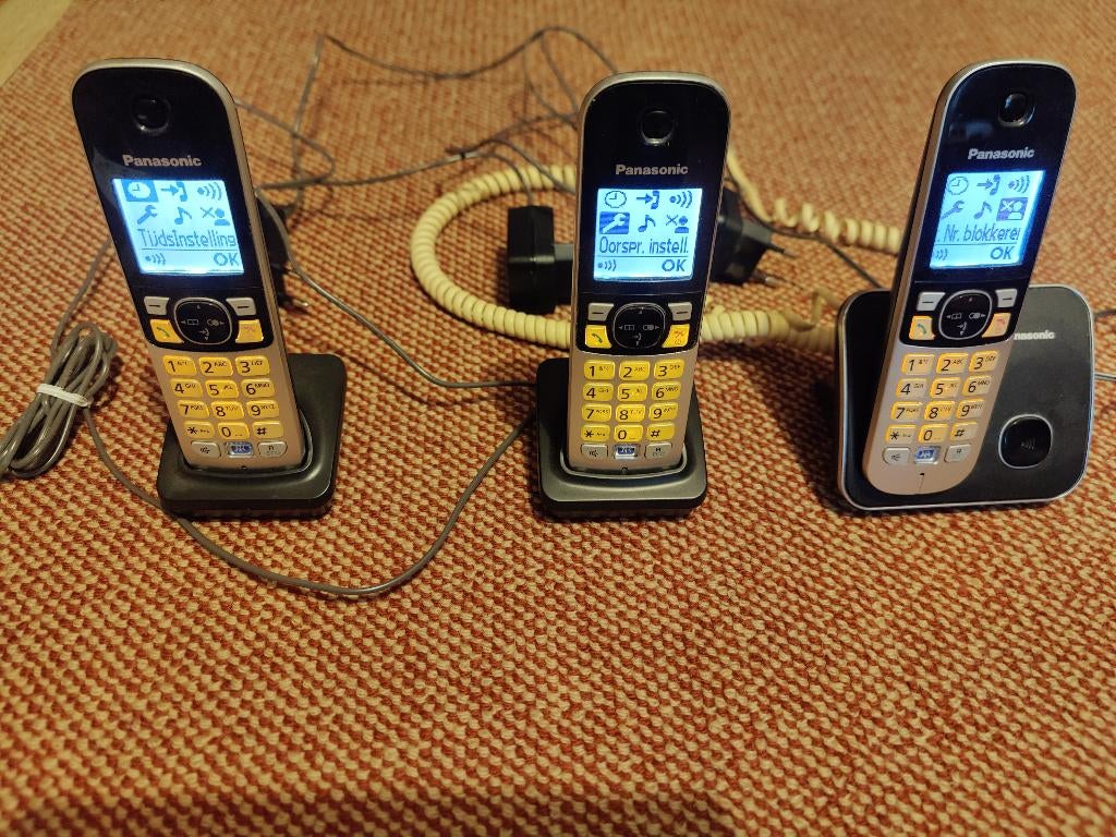 3 telefoon handsets met één basistation, Telecommunicatie, Vaste telefoons | Handsets en Draadloos, Gebruikt, 3 handsets, Stralingsarm
