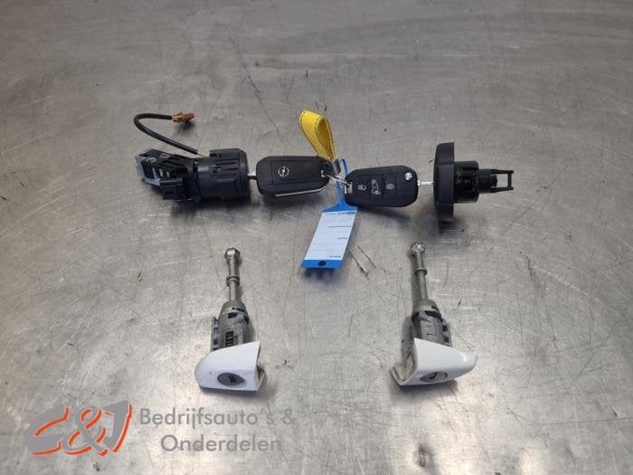 Serrure de contact + clé d'un Opel Combo, -, Opel, 3 mois de garantie, Utilisé