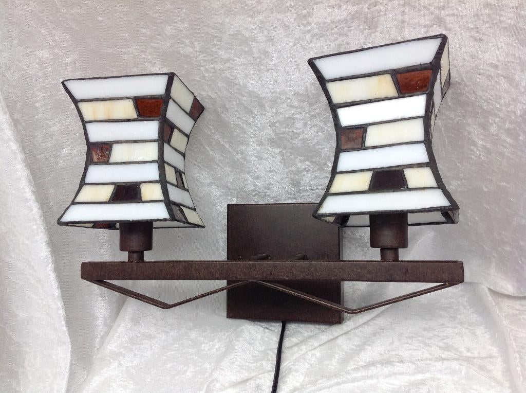 Tiffany wandlamp met twee kapjes, Ophalen of Verzenden, Gebruikt, Glas