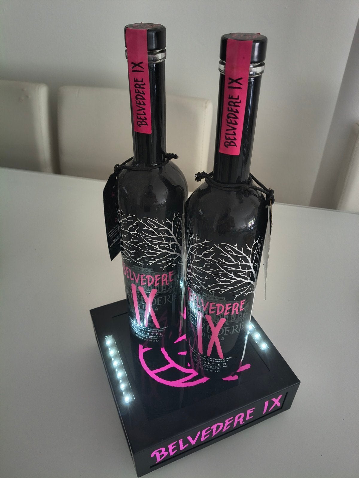 Belvedere IX Vodka — Set van 2 flessen (70cl) met display, Handtassen en Accessoires, Ophalen, Zwart